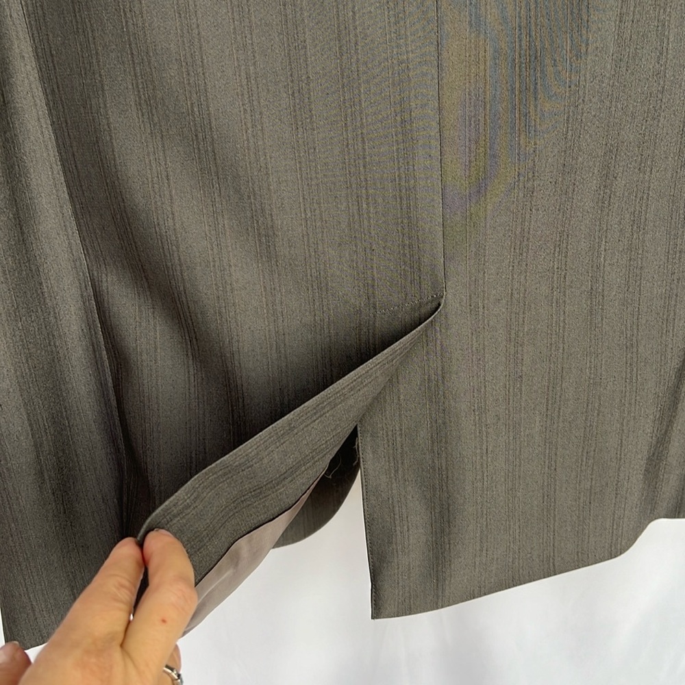 Calvin Klein Men’s Light Grey Striped Two-Piece Suit (44R, 38/30) - Picture 7 of 14